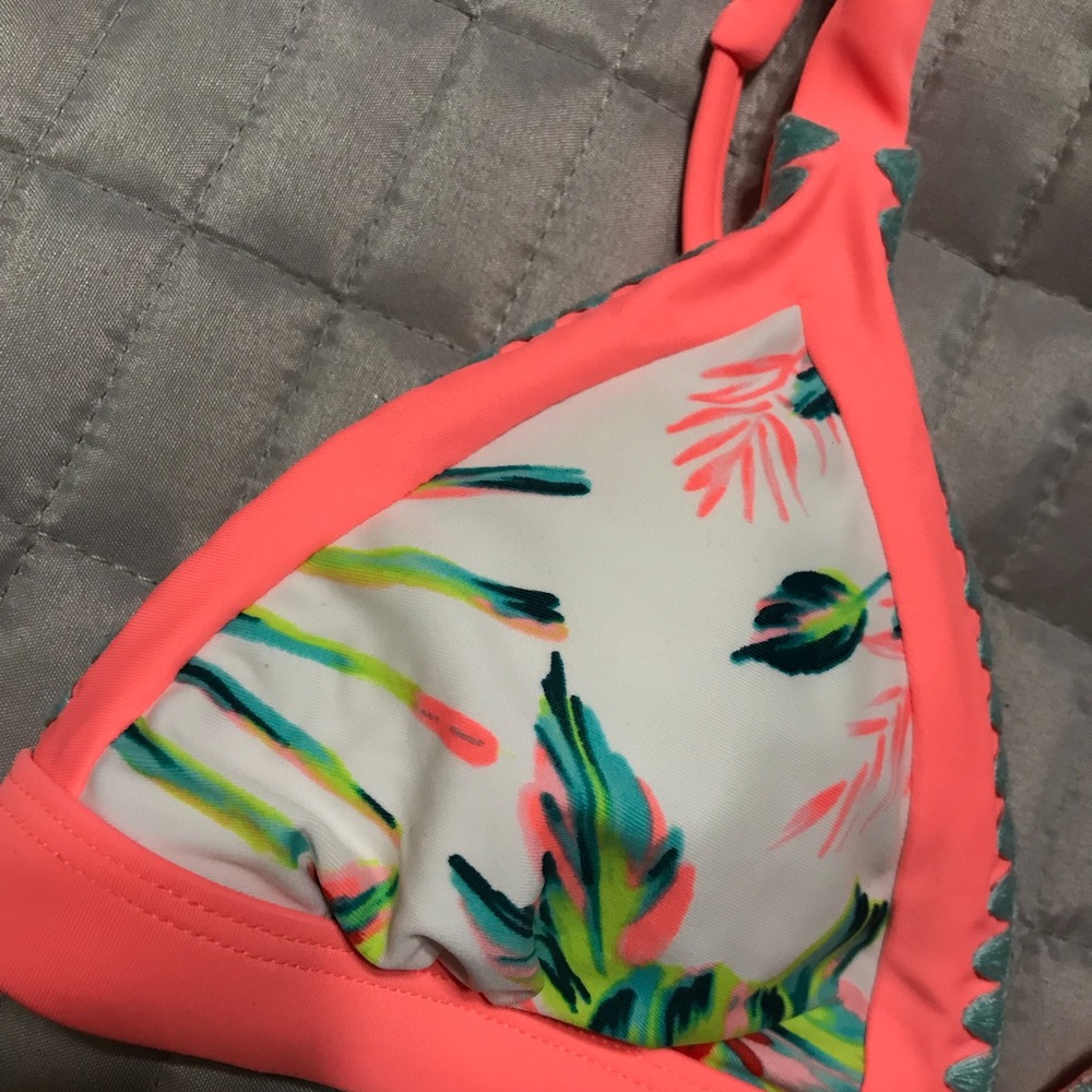 Bikini - Picture 2 of 3